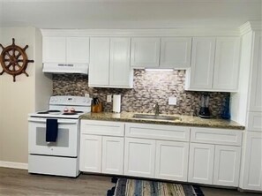 Kühlschrank, Mikrowelle, Herdplatte, Toaster