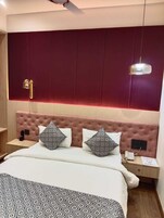 Standard Room, 1 King Bed | Desk, laptop workspace, soundproofing, WiFi (free)