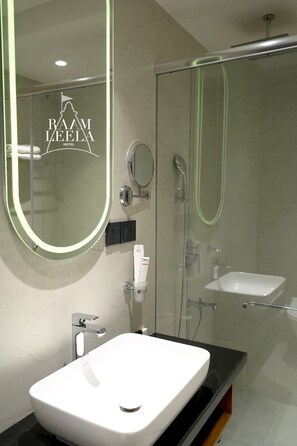 Chambre Supérieure, vue ville | Salle de bain | Douche, articles de toilette gratuits, serviettes fournies, savon