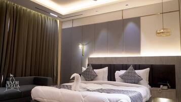 Een bureau, een laptopwerkplek, gratis wifi, beddengoed