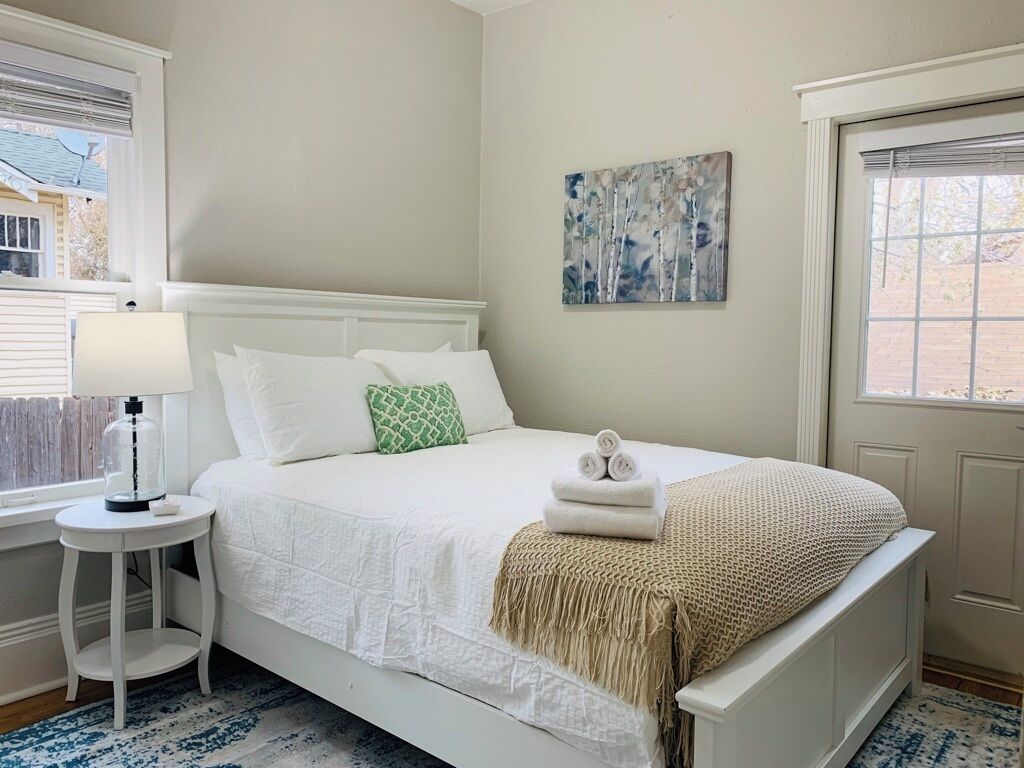 独立别墅, 多张床, 露台, 花园景观 (1944 7th Ave - Group) | 4 多间卧室、特色装修、特色家居、办公桌