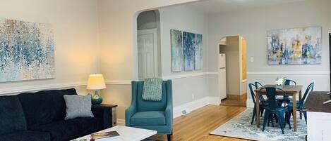 Talo, useita sänkyjä, patio, näköala puutarhaan (1944 7th Ave - Group) | Oleskelualue | 50–tuumainen taulutelevisio, jossa digitaalikanavat