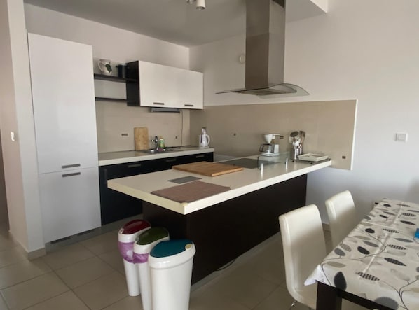Appartement (Two Bedroom Apartment) | Cuisine privée | Réfrigérateur