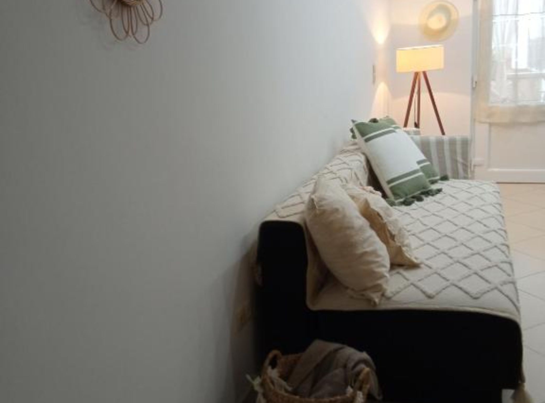 Une chambre à coucher avec un lit, une lampe et une fenêtre.