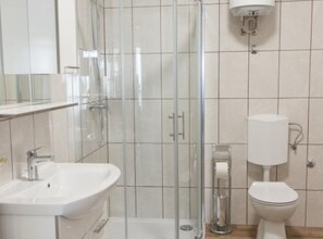 Apartment (One-Bedroom Apartment With Sea View A) | Bathroom | Bathtub, towels - Apartments Ruzarija (Marina)