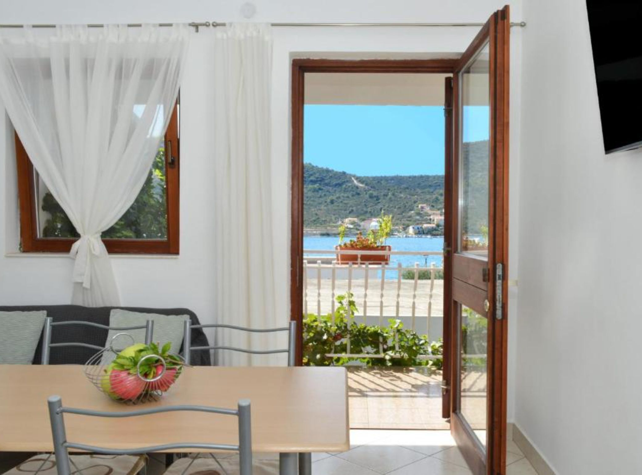 تلفزيون بشاشة مسطحة بحجم 32-بوصة يعرض قنوات فضائية