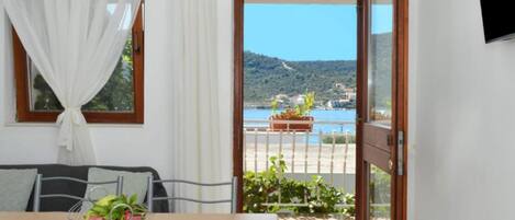 Een 32-inch flatscreentelevisie met satellietzenders