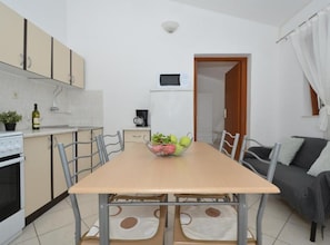 Apartment (Two Bedroom Apartment with Balcony A3) | Eigene Küche | Kühlschrank