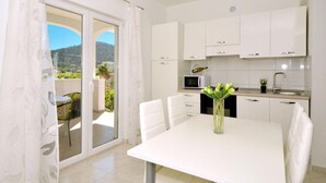 Rumah (Two Bedroom House) | Dapur pribadi
