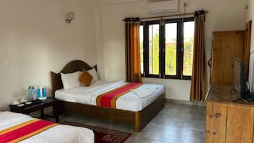 Camera Deluxe con letto matrimoniale o 2 letti singoli, balcone, vista giardino | Una scrivania, Wi-Fi gratuito