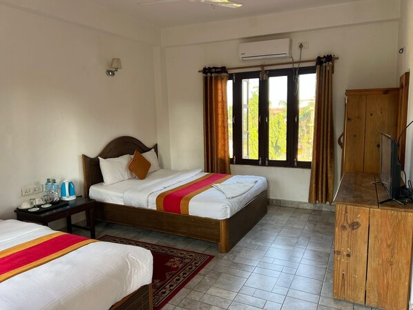 Habitación Deluxe con 1 cama matrimonial o 2 individuales, balcón, vista al jardín | Escritorio y wifi gratis 