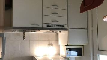 Studio (Studio With Garden View) | Private kitchen | Fridge