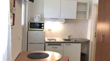 Studio (Studio With Garden View) | Eigene Küche | Kühlschrank