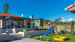 Villa (Villa Tomić Drniš - Siverić) | Utendørs lekeområde for barn