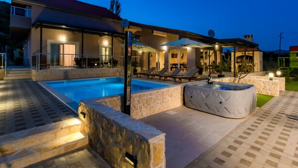 Villa (Villa Tomić Drniš - Siverić) | Utendørsbasseng