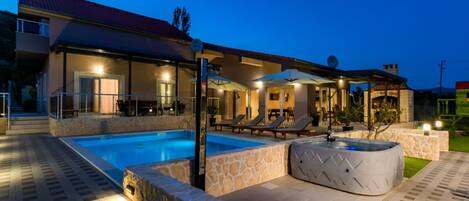 Villa (Villa Tomić Drniš - Siverić) | Piscine extérieure