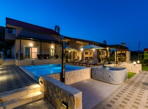 Villa (Villa Tomić Drniš - Siverić) | Utendørsbasseng