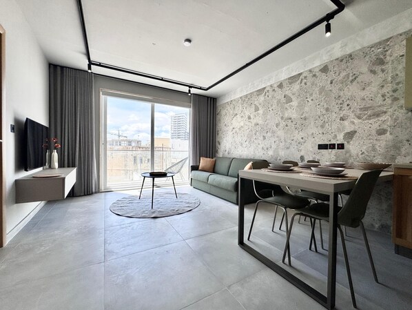 Smart TV - Exclusive Retreat off the Seafront Promenade (Il-Gzira)