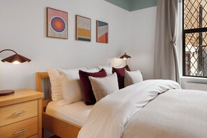 1 dormitorio, escritorio, tabla de planchar con plancha y wifi