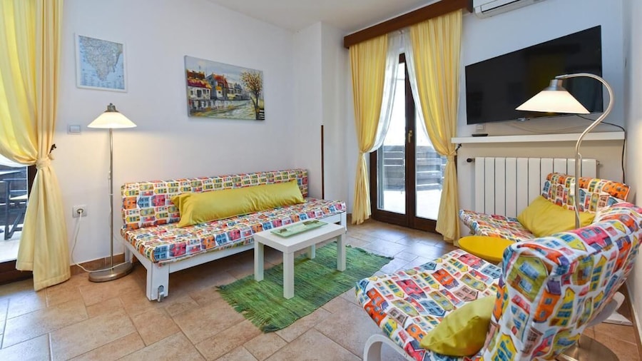 Stylish Flat With Pool Access and Fully Equipped Spaces
