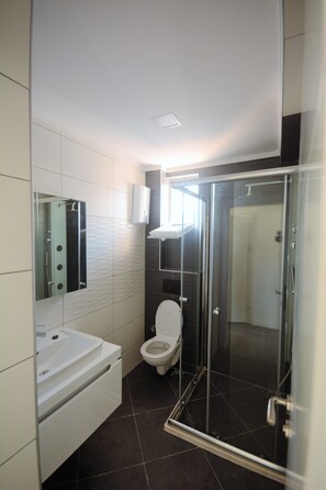 Shower, eco-friendly toiletries, hair dryer, towels - SWEET HOME KEMER APARTMENTS -A1 (Çamyuva)