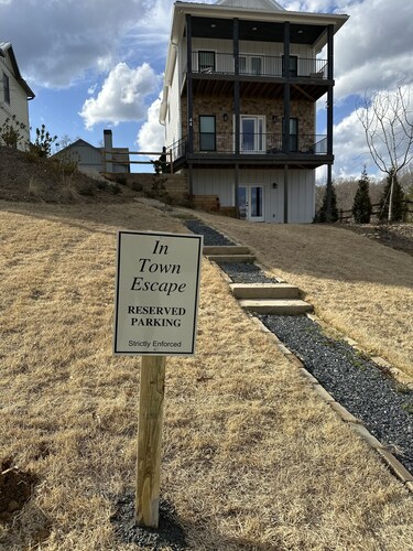 Brand New Spacious 5-bedroom house in awesome Downtown Blue Ridge.