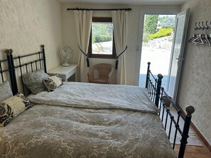 5 bedrooms, individually furnished, bed sheets