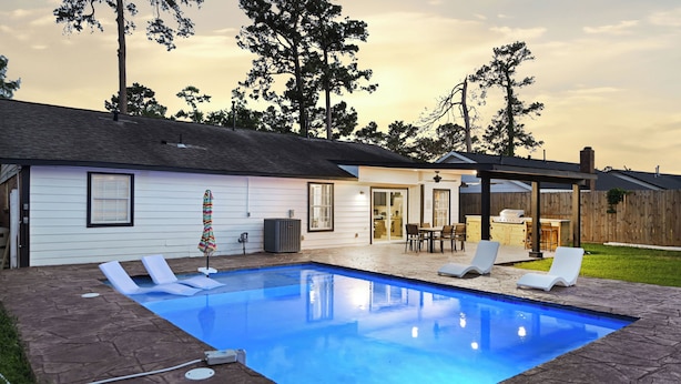 Unclassified image, 1 of 44, button - Cozy Home Pool, Patio, BBQ! 5BR (Houston)