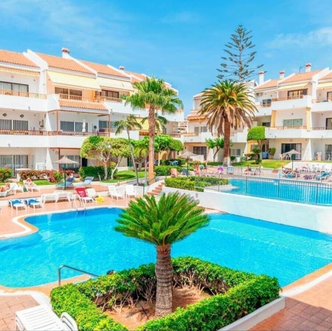 Una piscina al aire libre, una piscina climatizada