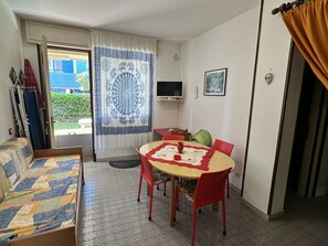 Apartment, Smoking