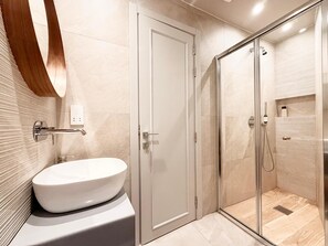 Een douche, een haardroger, handdoeken, zeep