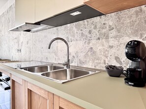 Réfrigérateur, four à micro-ondes, un four, surface de cuisson