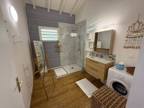 Dusche, Haartrockner, Handtücher, Seife