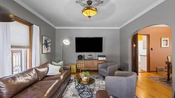 TV connectée, table de tennis de table, livres