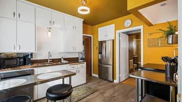 Réfrigérateur, micro-ondes, four, plaque de cuisson