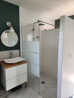 Chuveiro, secador de cabelo, toalhas de banho, sabonete
