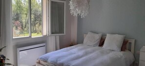 4 habitaciones, tabla de planchar con plancha, wifi y ropa de cama