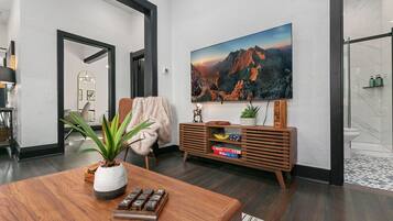 House, Multiple Beds, Hot Tub, Garden View (212 W Myrtle St. - Group 212/216) | Interior