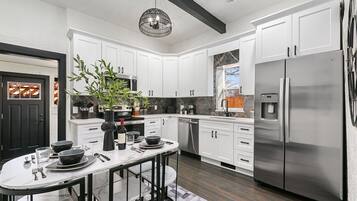 獨棟房屋, 多張床, 熱水浴缸, 花園景觀 (212 W Myrtle St. - Group 212/216) | 私人廚房 | 電冰箱、微波爐、烤箱、爐台