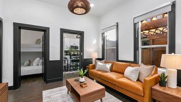 獨棟房屋, 多張床, 熱水浴缸, 花園景觀 (212 W Myrtle St. - Group 212/216) | 起居區 | 平面電視