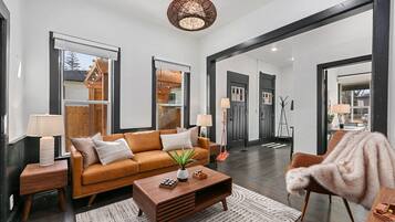 House, Multiple Beds, Hot Tub, Garden View (212 W Myrtle St. - Group 212/216) | Interior