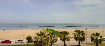Seaside apartment with front terrace overlooking the beach