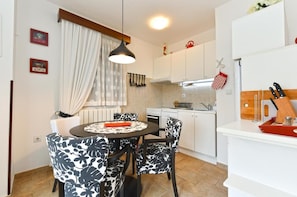 Leilighet, 1 soverom, terrasse | Spisestue