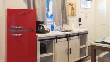 Refrigerador, microondas, cafetera y tetera y tostadora