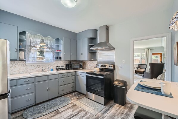 Kühlschrank, Mikrowelle, Ofen, Herdplatte