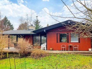 A red house with a covered porch and two white chairs outside. - Riverside Retreat in Rageleje - By Traum Ferienwohnungen (Vejby)
