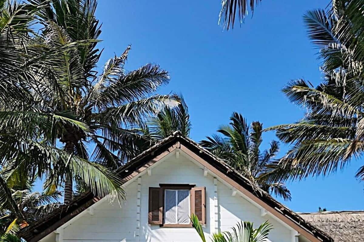 Deluxe Cottage, Pool View | Hypo-allergenic bedding, in-room safe, iron/ironing board, free WiFi
