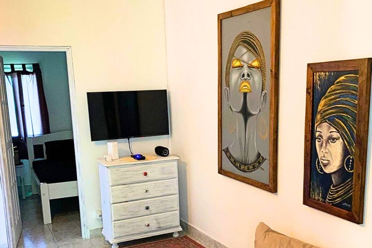 Familieleilighet, bassengutsikt | Oppholdsområde | En 32-tommers LED-TV med kabel-kanaler