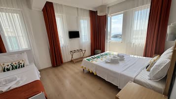 Chambre Triple Standard, vue mer | Minibar, Wi-Fi gratuit
