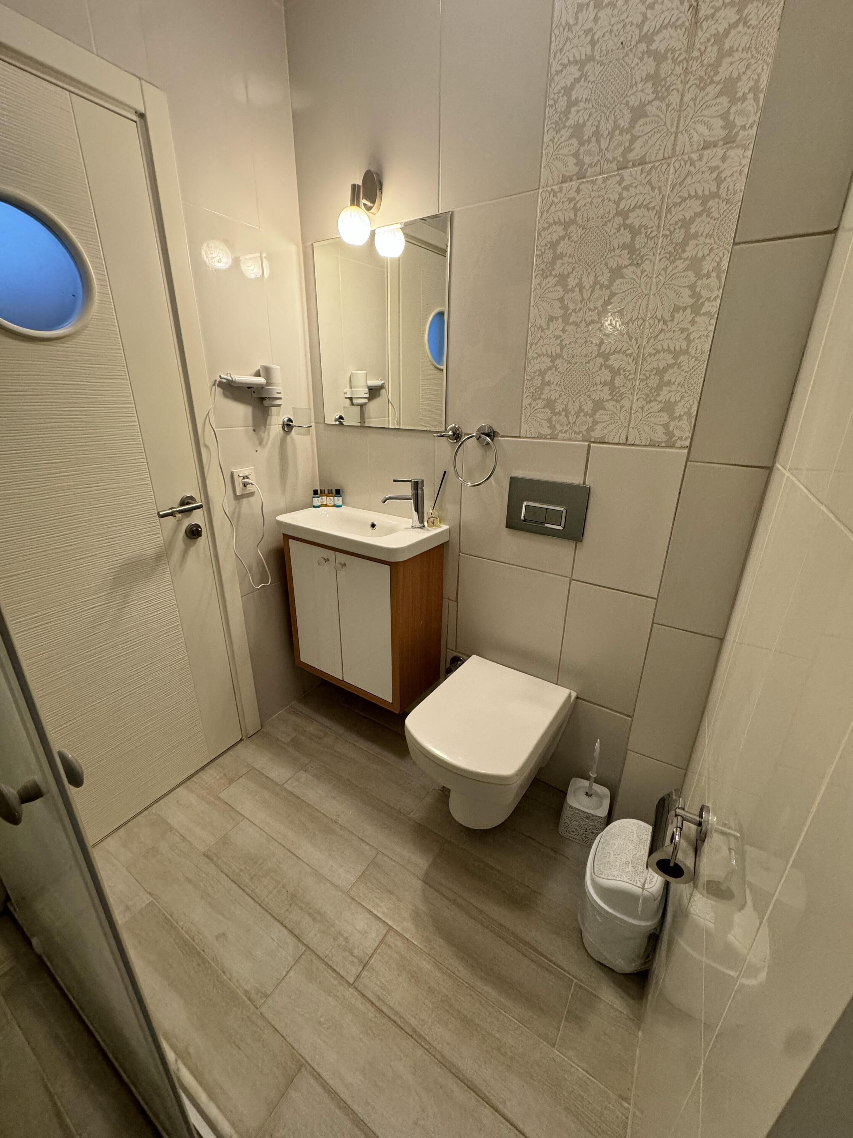 Minibar, free WiFi